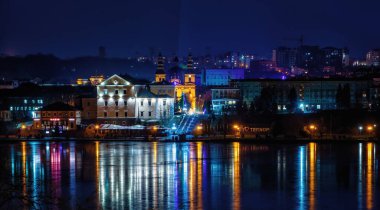 Ternopil, Ukrayna 01.05.2020. Ternopil gölet ve kalesinin panoramik manzarası Ternopol, Ukrayna 'da, bir kış gecesinde