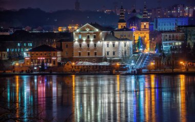 Ternopil, Ukrayna 01.05.2020. Ternopil gölet ve kalesinin panoramik manzarası Ternopol, Ukrayna 'da, bir kış gecesinde
