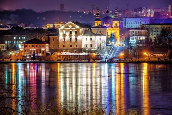 Ternopil, Ukrayna 01.05.2020. Ternopil gölet ve kalesinin panoramik manzarası Ternopol, Ukrayna 'da, bir kış gecesinde