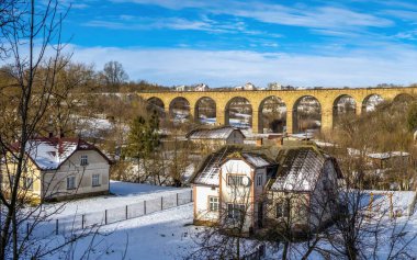 Plebanivka, Ukrayna 01.06.2020. Güneşli bir kış gününde, Ukrayna 'nın Terebovlyanskiy ilçesindeki Plebanivka köyünde viyadük.