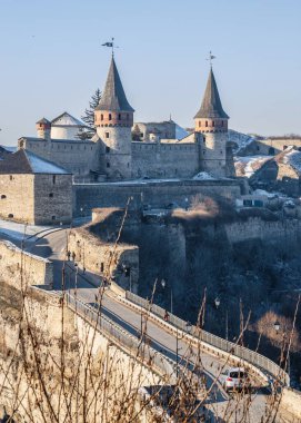 Kamianets-Podilskyi, Ukrayna 01.07.2020. Güneşli bir kış sabahı Kamianets-Podilskyi kalesinin panoramik manzarası