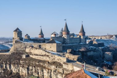 Kamianets-Podilskyi, Ukrayna 01.07.2020. Güneşli bir kış sabahı Kamianets-Podilskyi kalesinin panoramik manzarası