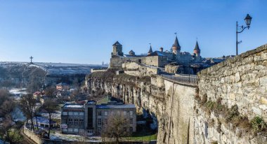 Kamianets-Podilskyi, Ukrayna 01.07.2020. Güneşli bir kış sabahı Kamianets-Podilskyi kalesinin panoramik manzarası