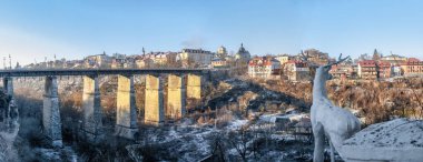 Kamianets-Podilskyi, Ukrayna 01.07.2020. Novoplanovsky Köprüsü Kamianets-Podilskyi 'deki Smotrytsky Kanyonu üzerinde güneşli bir kış sabahı
