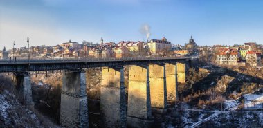 Kamianets-Podilskyi, Ukrayna 01.07.2020. Novoplanovsky Köprüsü Kamianets-Podilskyi 'deki Smotrytsky Kanyonu üzerinde güneşli bir kış sabahı