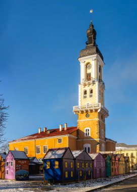 Kamianets-Podilskyi, Ukrayna 01.07.2020. Kamianets-Podilskyi 'nin eski belediye binası güneşli bir kış sabahı