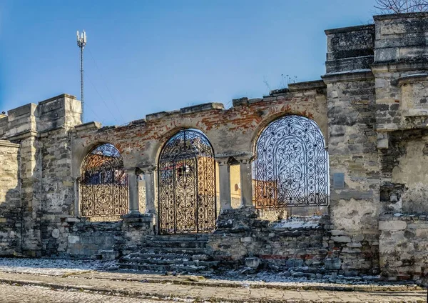 Kamianets Podilskyi ウクライナ01 2020 晴れた冬の朝にカミネツ ポディルスキー歴史的中心部のアルメニア大聖堂の遺跡 — ストック写真