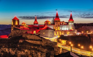 Kamianets-Podilskyi, Ukrayna 01.07.2020. Bir kış gecesi Kamianets-Podilskyi kalesinin panoramik manzarası