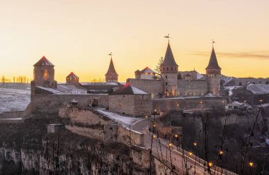 Kamianets-Podilskyi, Ukrayna 01.07.2020. Bir kış gecesi Kamianets-Podilskyi kalesinin panoramik manzarası