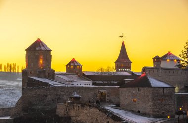 Kamianets-Podilskyi, Ukrayna 01.07.2020. Bir kış gecesi Kamianets-Podilskyi kalesinin panoramik manzarası