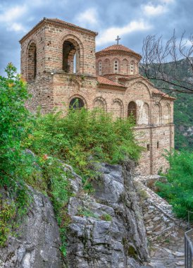 Asenovgrad, Bulgaristan 24.07.2019. Asens Kalesi 'ndeki Kutsal Meryem Ana Kilisesi bulutlu bir yaz gününde Bulgar Rodop dağlarını kuşatmıştı.