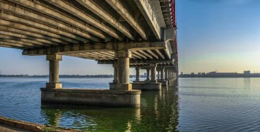 Dnipro, Ukrayna 07.18.2020. Güneşli bir yaz sabahında Ukrayna 'nın Dnipro kentindeki merkez köprü.
