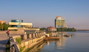 Dnipro, Ukrayna 07.18.2020. Güneşli bir yaz sabahında Ukrayna 'daki Dnipro şehir seti.