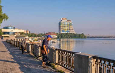 Dnipro, Ukrayna 07.18.2020. Güneşli bir yaz sabahında Ukrayna 'daki Dnipro şehir seti.