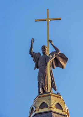 Dnipro, Ukrayna 07.18.2020. Güneşli bir yaz sabahında Dinyeper seti üzerindeki Aziz John Katedrali 'nin anısına kilise.