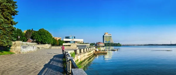 Dnipro Ukraina 2020 Miasto Dnipro Nasyp Ukrainie Słoneczny Letni Poranek — Zdjęcie stockowe