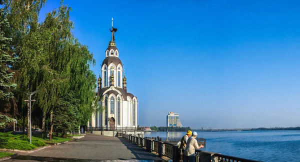 Dnipro Ukraina 2020 Miasto Dnipro Nasyp Ukrainie Słoneczny Letni Poranek — Zdjęcie stockowe