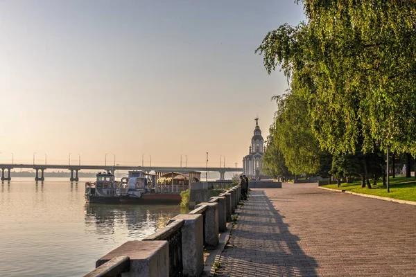 Dnipro Ukraine 2020 Dnipro Stadtdamm Der Ukraine Einem Sonnigen Sommermorgen — Stockfoto