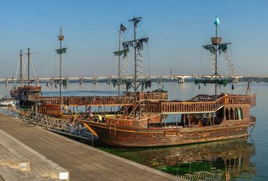 Dnipro, Ukrayna 07.18.2020. Güneşli bir yaz sabahında Dinyeper sehpasında eğlence tekneleri