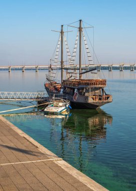 Dnipro, Ukrayna 07.18.2020. Güneşli bir yaz sabahında Dinyeper sehpasında eğlence tekneleri