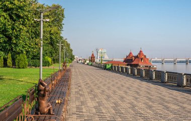 Dnipro, Ukrayna 07.18.2020. Güneşli bir yaz sabahında Ukrayna 'daki Dnipro şehir seti.