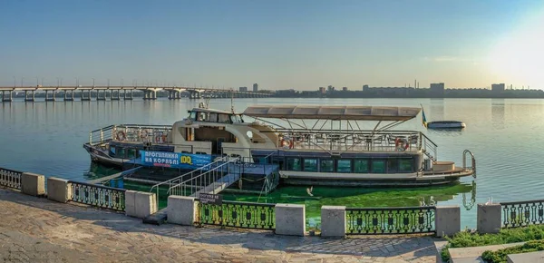 Dnipro Ukraine 2020 夏日阳光明媚的早晨 第聂伯鲁堤岸上的快艇 — 图库照片
