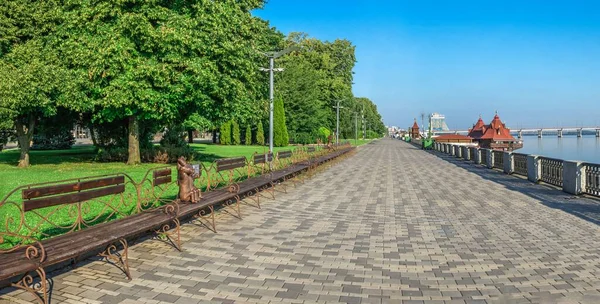 Dnipro, Ukrayna 07.18.2020. Güneşli bir yaz sabahında Ukrayna 'daki Dnipro şehir seti.