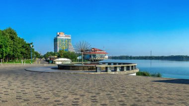 Dnipro, Ukrayna 07.18.2020. Güneşli bir yaz gününde Ukrayna 'daki Dnipro şehir seti.