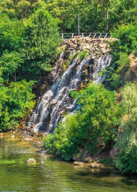 Dnipro, Ukrayna 07.18.2020. Güneşli bir yaz gününde Dnipro, Ukrayna 'daki Dinyeper nehri ve Manastır adasında Kükreyen Threshold Şelalesi