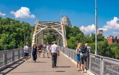 Dnipro, Ukrayna 07.18.2020. Güneşli bir yaz gününde Dnipro, Ukrayna 'daki Dinyeper nehrinin karşısındaki manastır adasına giden yaya köprüsü.