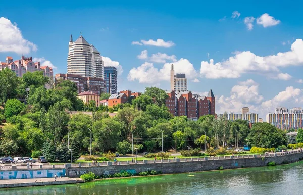 Dnipro, Ukrayna 07.18.2020. Güneşli bir yaz gününde Ukrayna 'daki Dnipro şehir seti.
