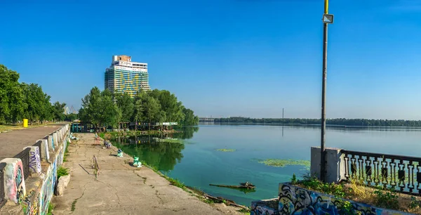 ウクライナのドニプロ07 2020 晴れた夏の日にウクライナのドニプロ堤防上の未完成のパルスホテル — ストック写真