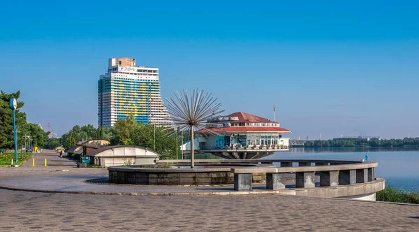 Dnipro Ukrajina 2020 Nedokončený Parus Hotel Nábřeží Dnipro Ukrajině Slunečného — Stock fotografie