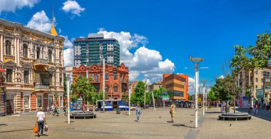 Dnipro, Ukrayna 07.18.2020. Ukrayna 'nın Dnipro şehrinin merkezindeki tarihi binalar