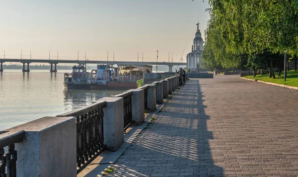 Dnipro Ukrajina 2020 Dnipro Městský Nábřeží Ukrajině Slunečného Letního Dne — Stock fotografie