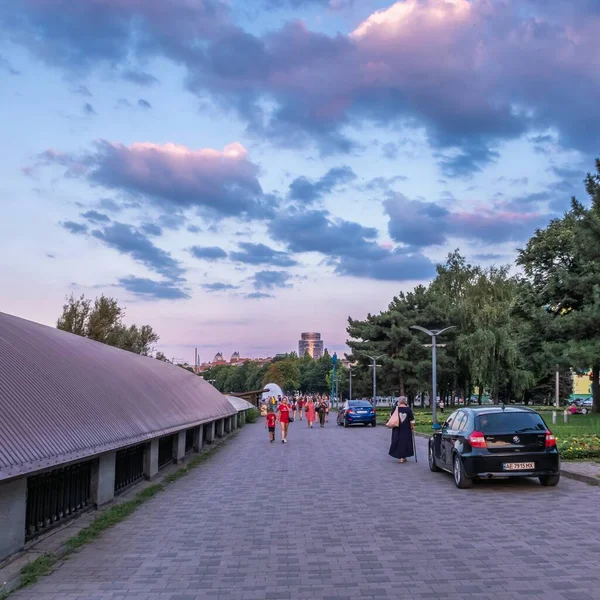 Dnipro Ukrajina 2020 Nábřeží Městě Dnipro Ukrajina Slunečného Letního Večera — Stock fotografie
