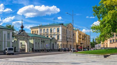 Kharkiv, Ukrayna 07.17.2020. Güneşli bir yaz gününde Ukrayna 'nın Kharkiv kentindeki Kutsal Koruma Katedrali ve Manastırı