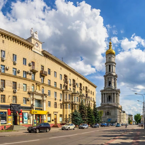 Harkiv Ukraine 2020 在阳光明媚的夏日 乌克兰哈尔科夫的神圣假设大教堂 — 图库照片