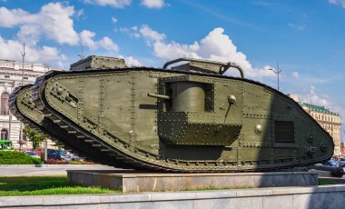 Kharkiv, Ukrayna 07.17.2020. Güneşli bir yaz gününde Ukrayna 'nın Kharkiv kentindeki Anayasa Meydanı' nda bulunan Mark-V tankının anıtı