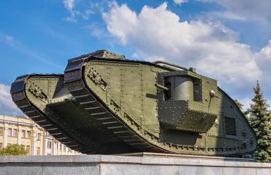 Kharkiv, Ukrayna 07.17.2020. Güneşli bir yaz gününde Ukrayna 'nın Kharkiv kentindeki Anayasa Meydanı' nda bulunan Mark-V tankının anıtı