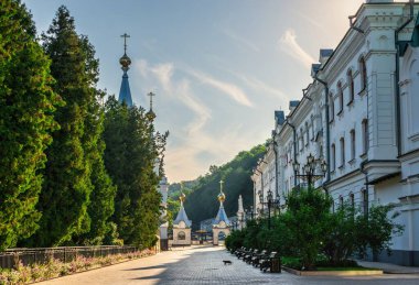Svyatogorsk, Ukrayna 07.16.2020. Güneşli bir yaz sabahında Svyatogorsk veya Sviatohirsk, Ukrayna 'daki Kutsal Dormition Lavra' nın panoramik manzarası.