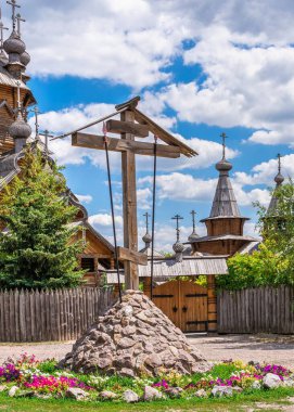 Svyatogorsk, Ukrayna 07.16.2020. Wooden All Saints eskizi, Ukrayna 'daki Svyatogorsk Lavra' nın bir parçası, güneşli bir yaz gününde.