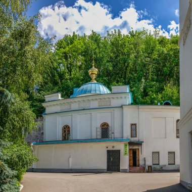Svyatogorsk, Ukrayna 07.16.2020. Güneşli bir yaz gününde Svyatogorsk ya da Sviatohirsk Lavra Kilise Müzesi