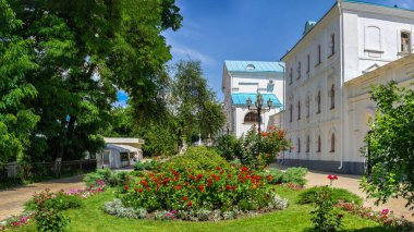 Svyatogorsk, Ukrayna 07.16.2020. Svyatogorsk veya Sviatohirsk, Ukrayna 'daki Kutsal Dağlar Lavrası güneşli bir yaz sabahında