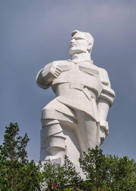Svyatogorsk, Ukrayna 07.16.2020. Güneşli bir yaz sabahında Svyatogorsk ya da Sviatohirsk Lavra dağlarındaki Artem anıtı