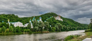 Svyatogorsk, Ukrayna 07.16.2020. Seversky Donets Nehri Svyatogorsk ya da Sviatohirsk Lavra yakınlarında güneşli bir yaz sabahı