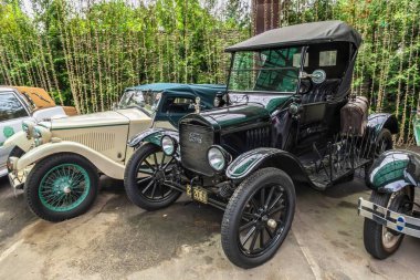 Kharkiv, Ukrayna 07.15.2020. Ukrayna 'nın başkenti Kharkiv' de Feldman 'ın ekoparkında eski model arabaların sergilenmesi.