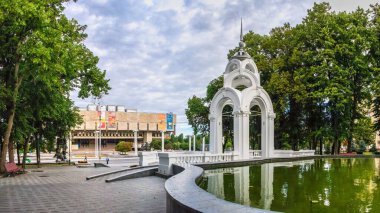 Kharkiv, Ukrayna 07.15.2020. Güneşli bir yaz gününde Ukrayna 'nın Harkiv kentindeki Ayna Irmağı çeşmesi