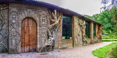 Kharkiv, Ukrayna 07.15.2020. Ukrayna 'nın başkenti Kharkiv' de Feldman 'ın ekoparkında eski model arabaların sergilenmesi.