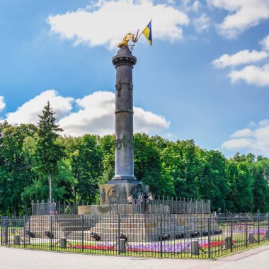 Poltava, Ukrayna 07.13.2020. Zafer Sütunu, güneşli bir yaz gününde Ukrayna 'nın Poltava Muharebesi' nin yüzüncü yılını anar.